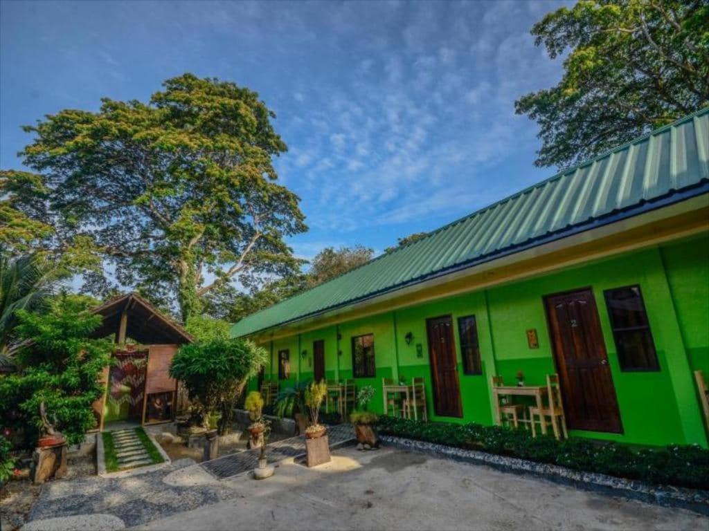 Oyo 622 Butterfly Totem Guesthouse Puerto Princesa Exterior photo